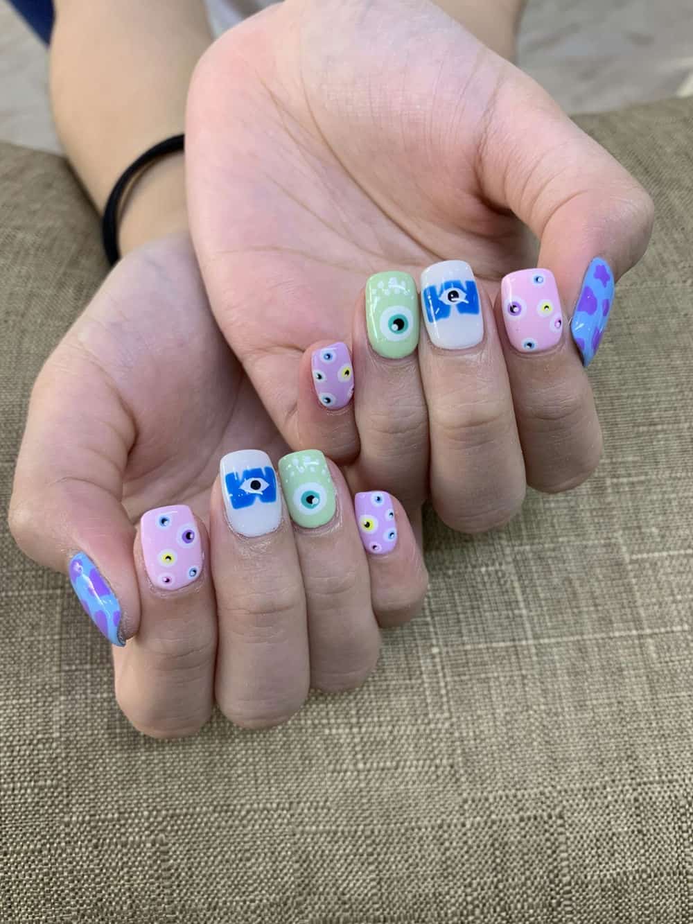 Nail vẽ doraemon màu xanh.
