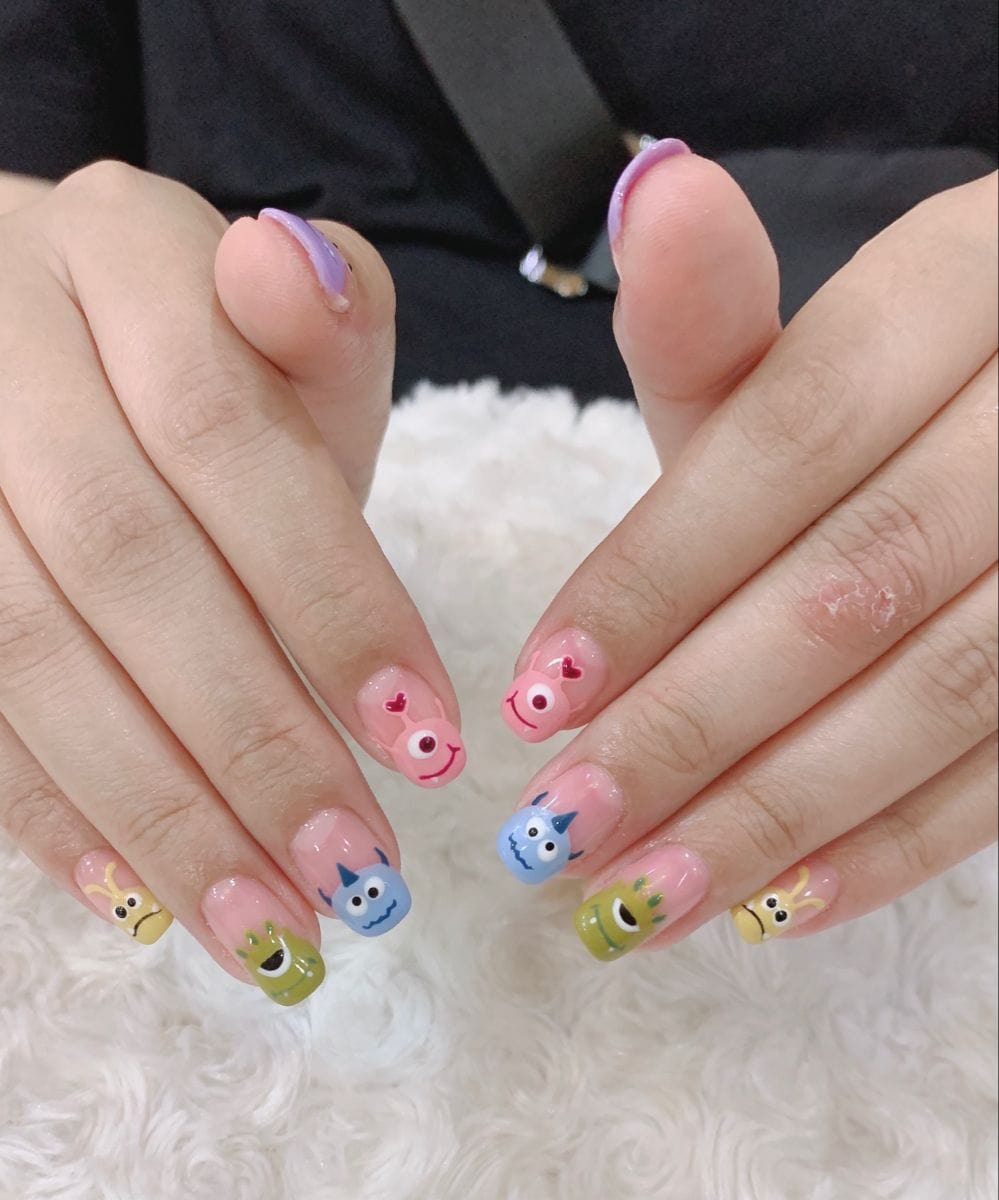 Nail vẽ doraemon tông pastel.