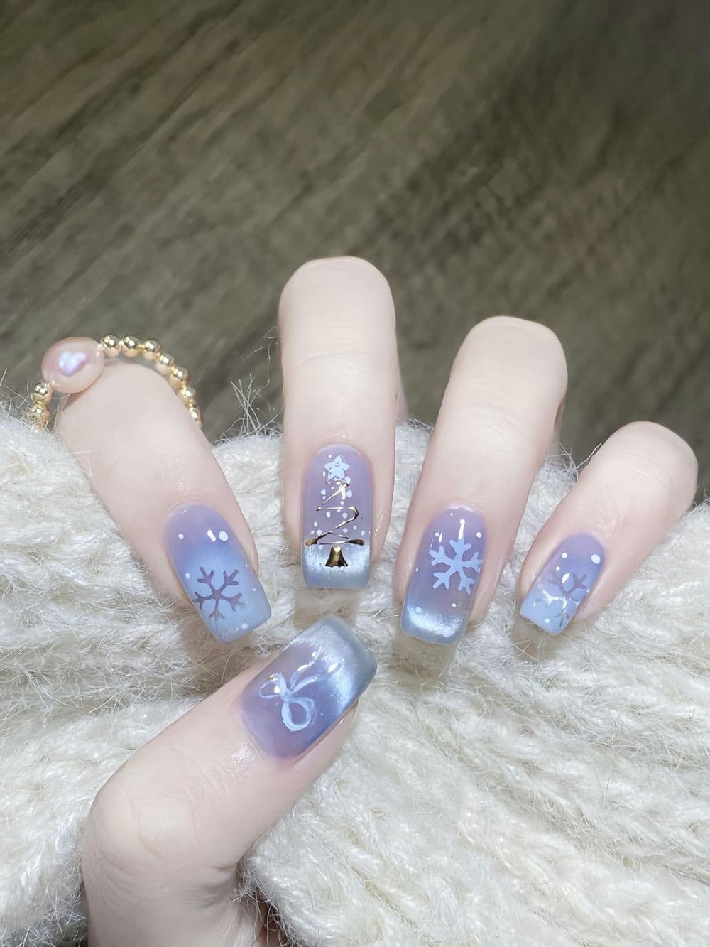 Nail xanh coban đính đá.