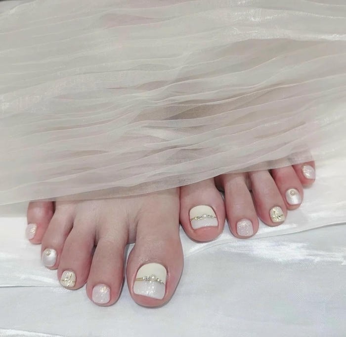 ảnh nail chân đen trắng đẹp