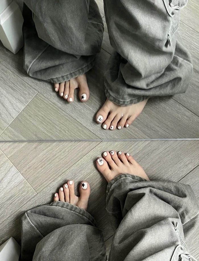 ảnh nail chân đen trắng hiện đại