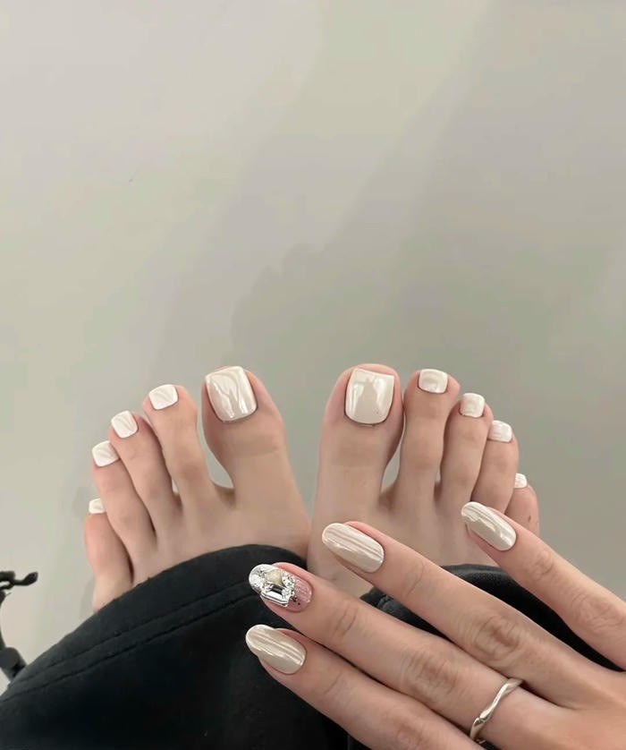 ảnh nail chân đen trắng hot