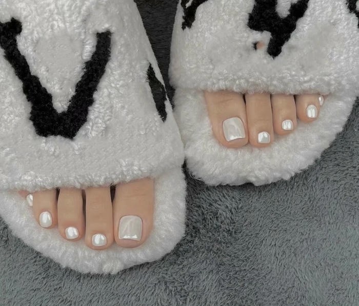 ảnh nail chân đen trắng nhẹ nhàng