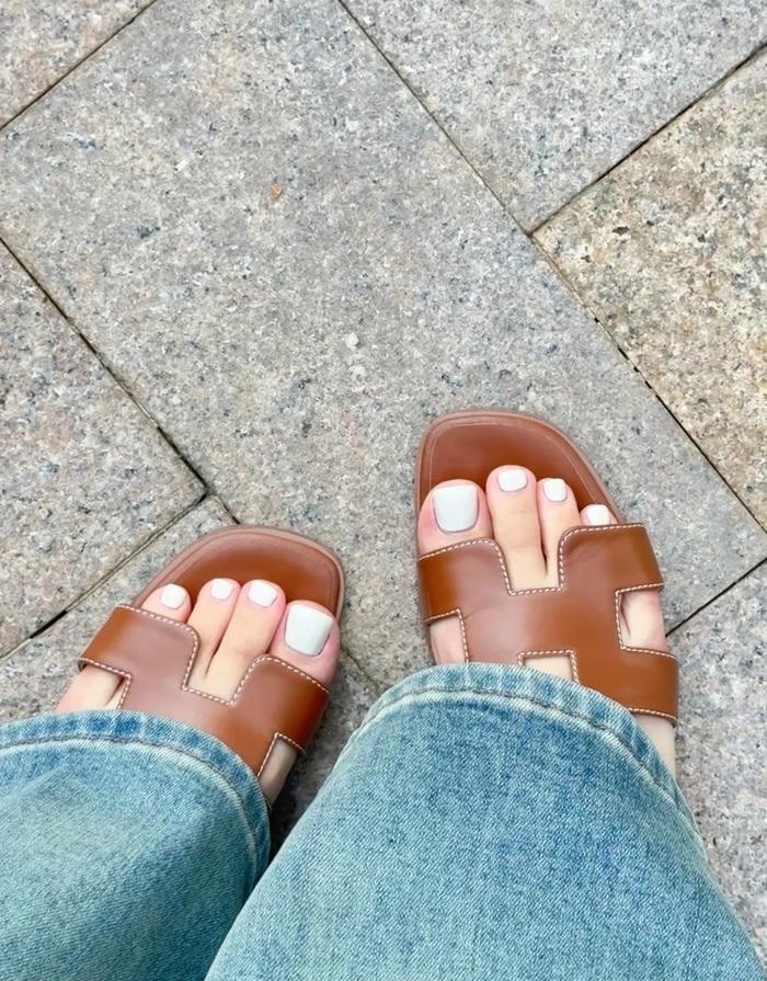 ảnh nail chân đen trắng thanh lịch