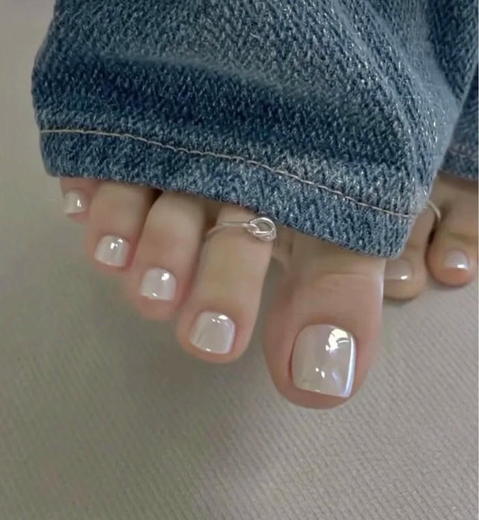 ảnh nail chân đen trắng tinh tế