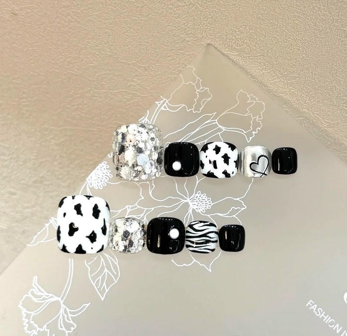 ảnh nail chân đen trắng tinh tế