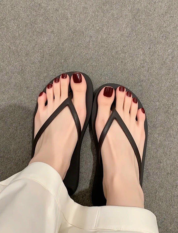 ảnh nail chân đỏ nhẹ