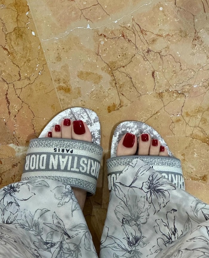 ảnh nail chân đỏ trend