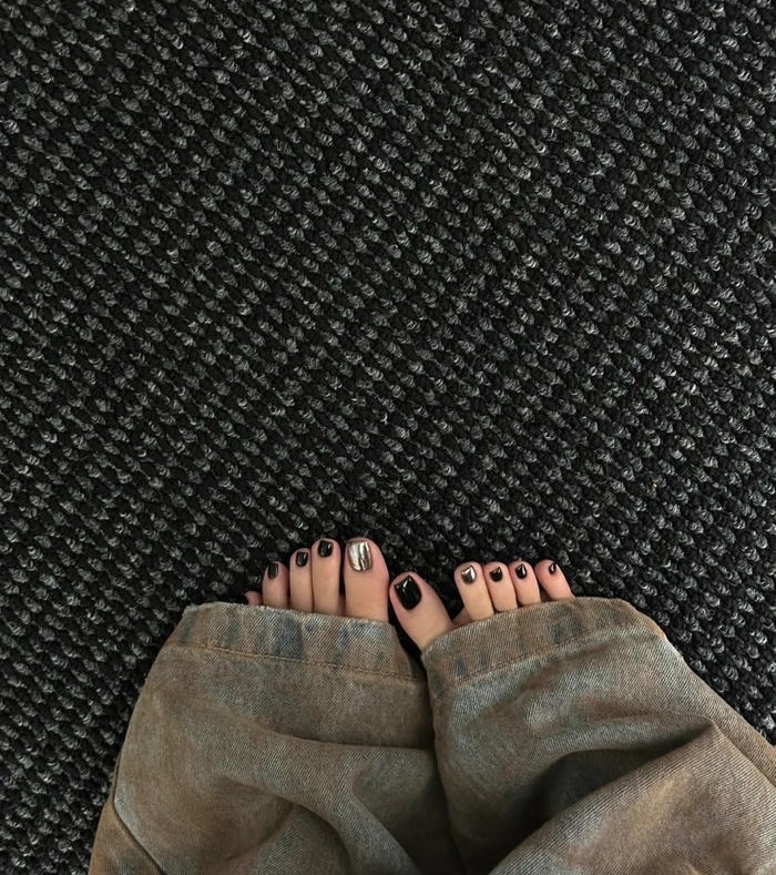 ảnh nail chân màu đen chất
