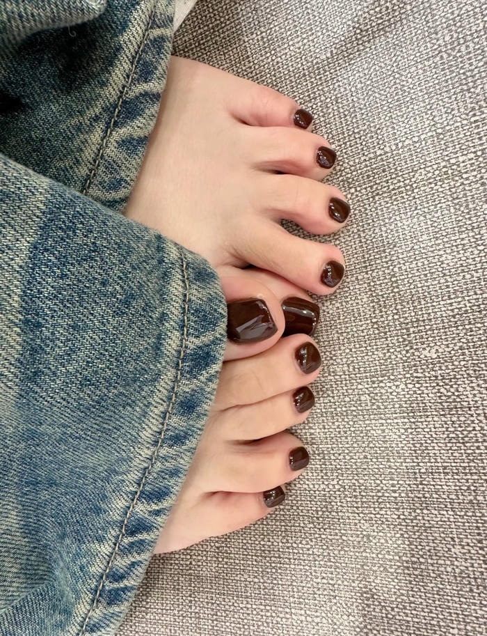 ảnh nail chân màu nâu cực đẹp