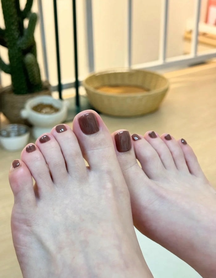 ảnh nail chân màu nâu hot
