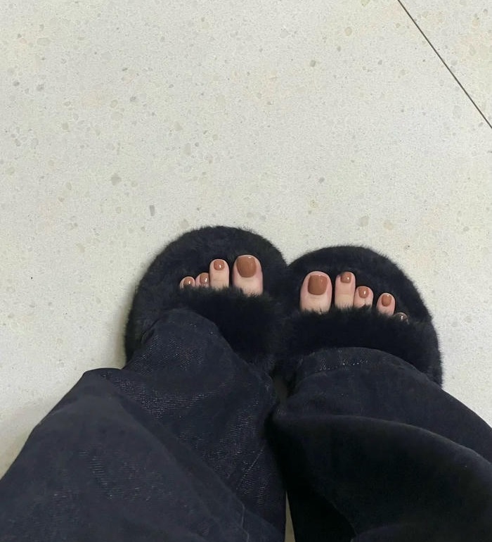 ảnh nail chân màu nâu nhẹ