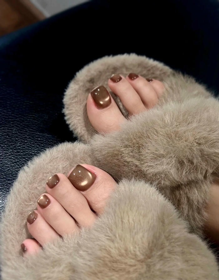 ảnh nail chân màu nâu sang