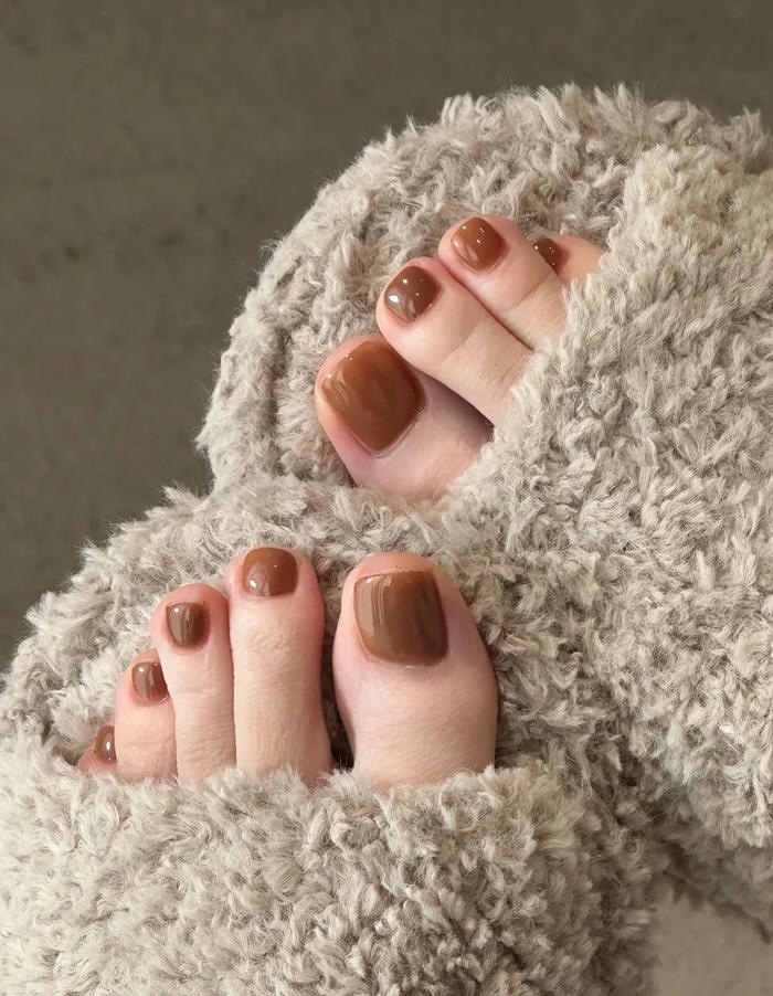 ảnh nail chân màu nâu tối giản