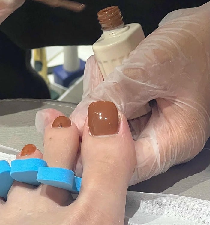 ảnh nail chân màu nâu