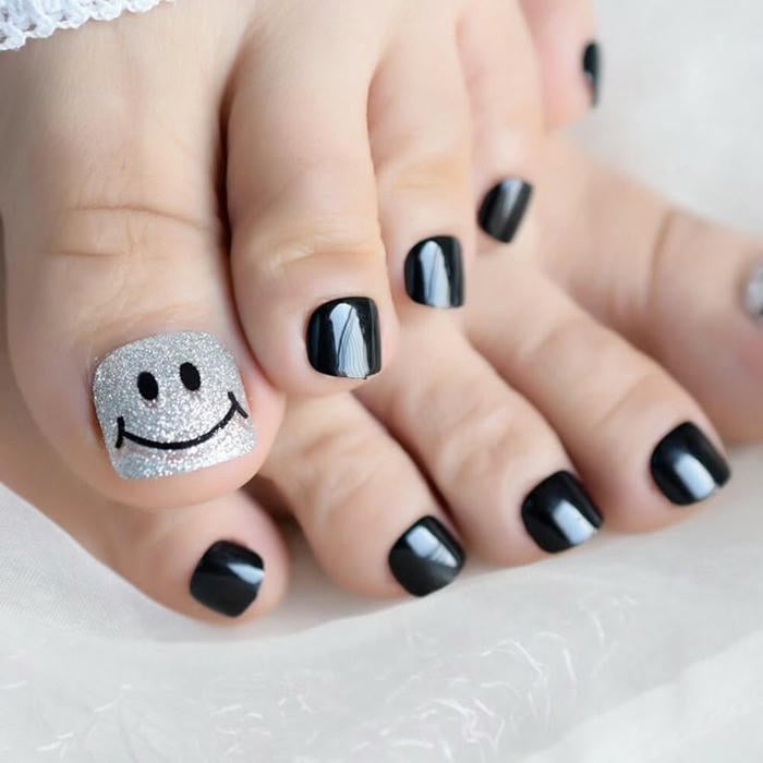 mẫu móng chân đen trắng đẹp