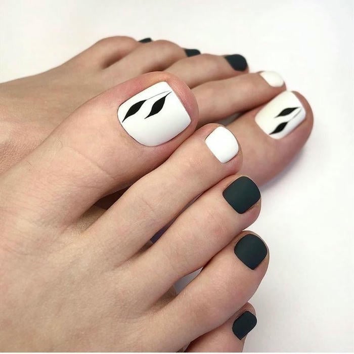 mẫu móng chân màu đen đẹp