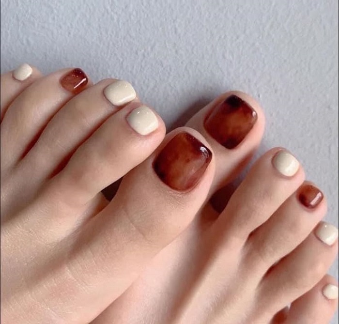 mẫu móng chân màu nâu đẹp nhất