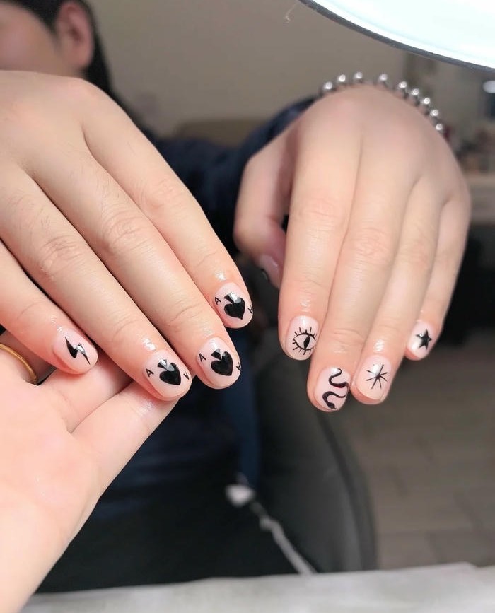 mẫu nail bộ bài lạ mắt