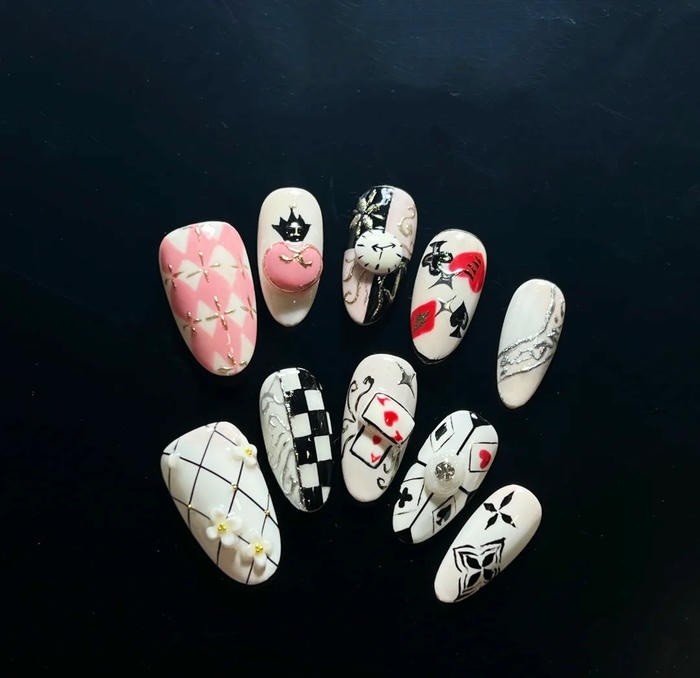 mẫu nail bộ bài sáng tạo
