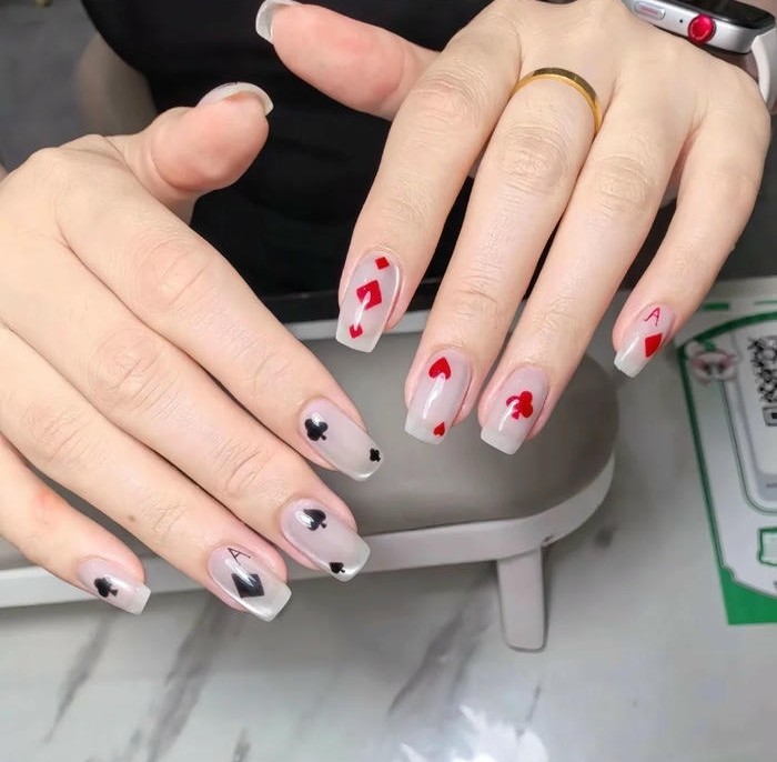 mẫu nail bộ bài sang trọng