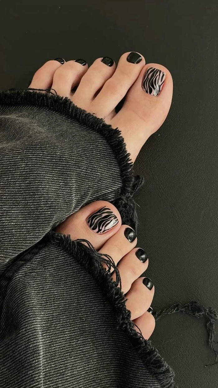 mẫu nail chân đen siêu xinh
