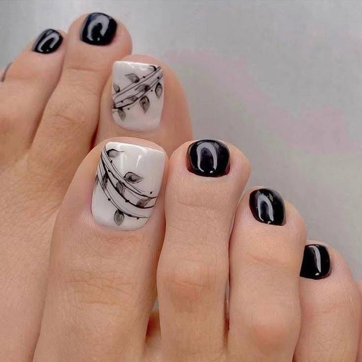 mẫu nail chân đen trắng