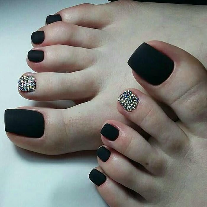 mẫu nail chân đen xinh