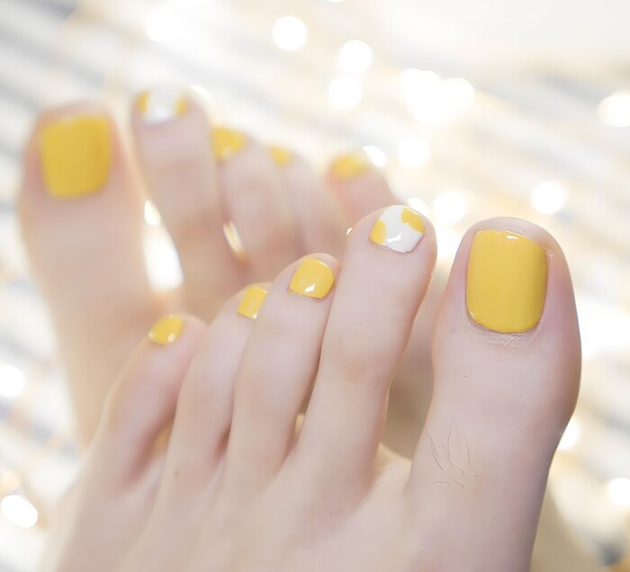 mẫu nail chân đẹp màu vàng
