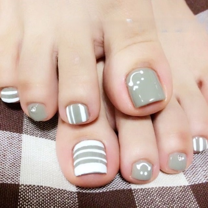 mẫu nail chân kẻ cho các nữ sinh