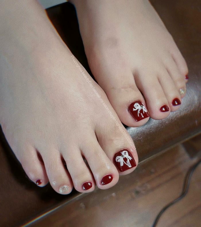 mẫu nail chân màu đỏ mận