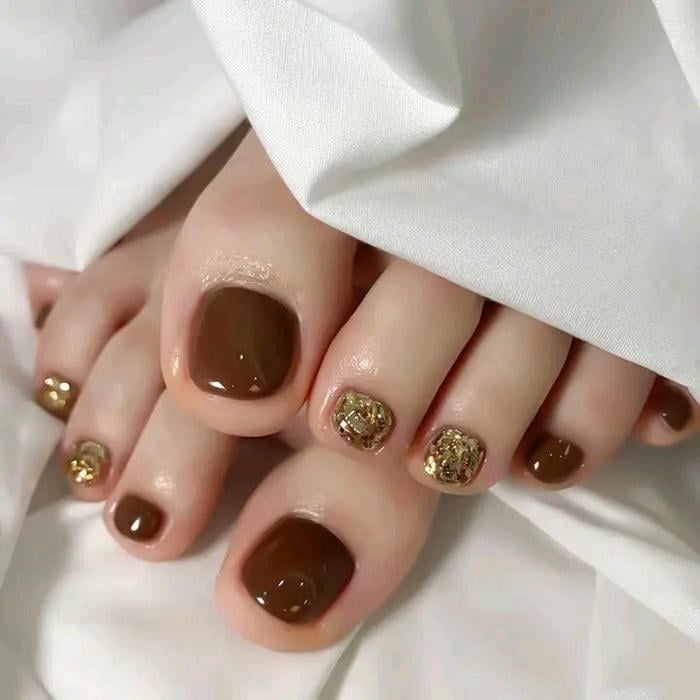 mẫu nail chân màu nâu