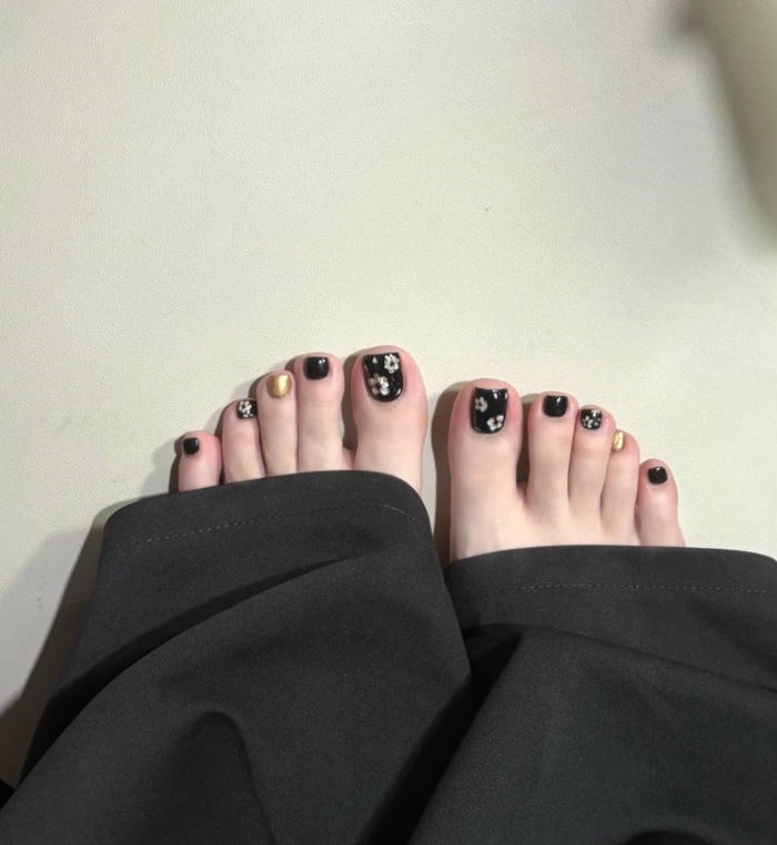 mẫu nail chân vẽ hoa thanh lịch