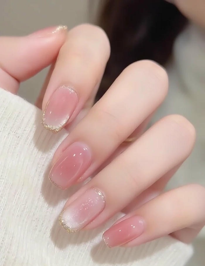 mẫu nail màu nude nhẹ nhàng