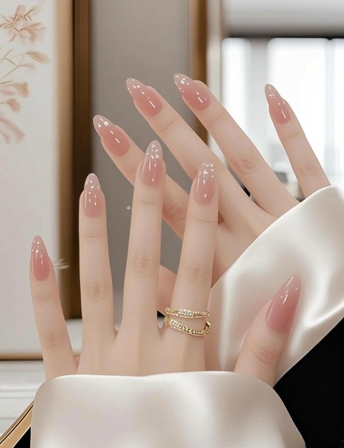 mẫu nail màu nude sang trọng
