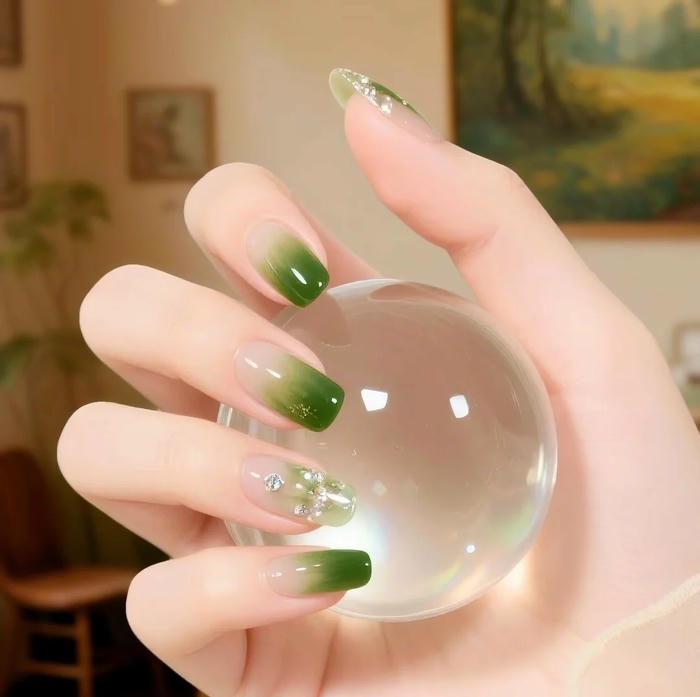 mẫu nail màu xanh lá nổi bật