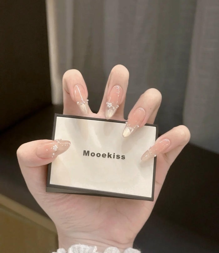 mẫu nail ngọc trai hiện đại