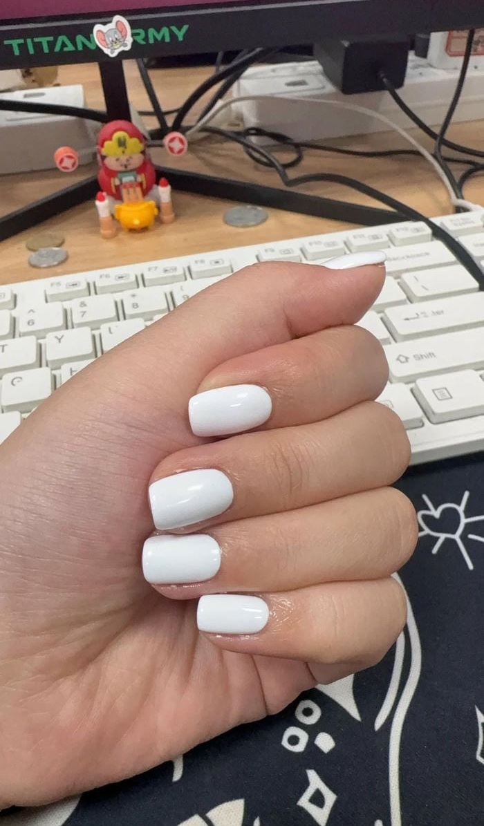 mẫu nail trắng đơn giản