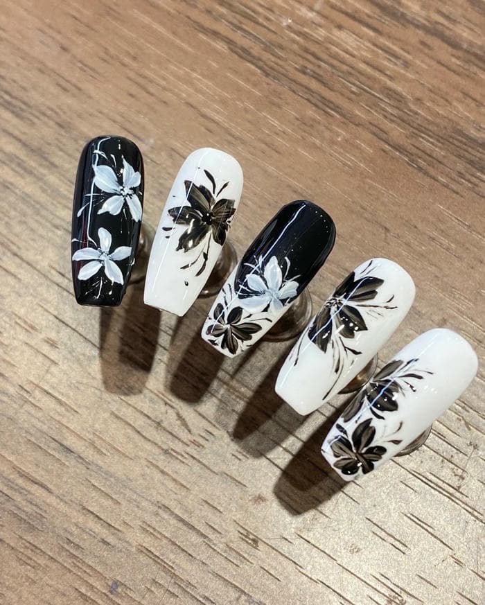 mẫu nail vẽ hoa thanh lịch