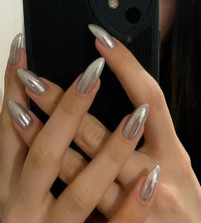 mẫu sơn móng tay màu bạc