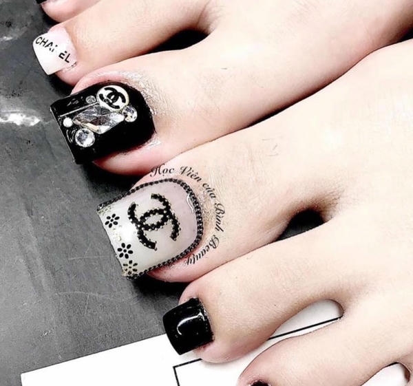 móng chân chanel bóng