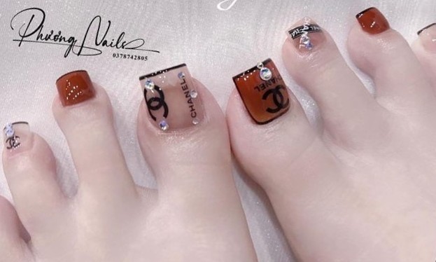 móng chân chanel độc đáo