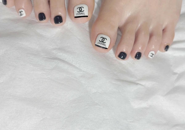 móng chân chanel đơn giản