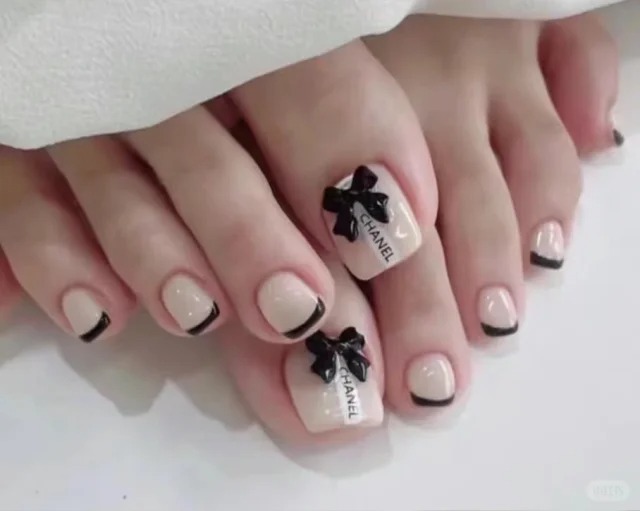 móng chân chanel sang