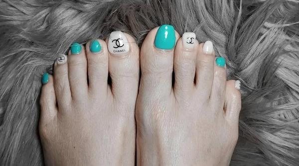 móng chân mẫu chanel