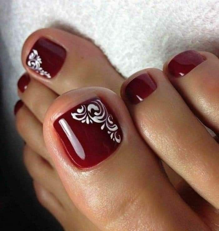 móng chân màu đỏ đô