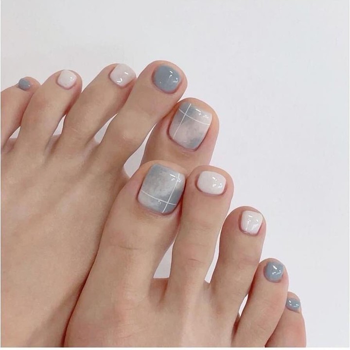 móng chân màu xanh