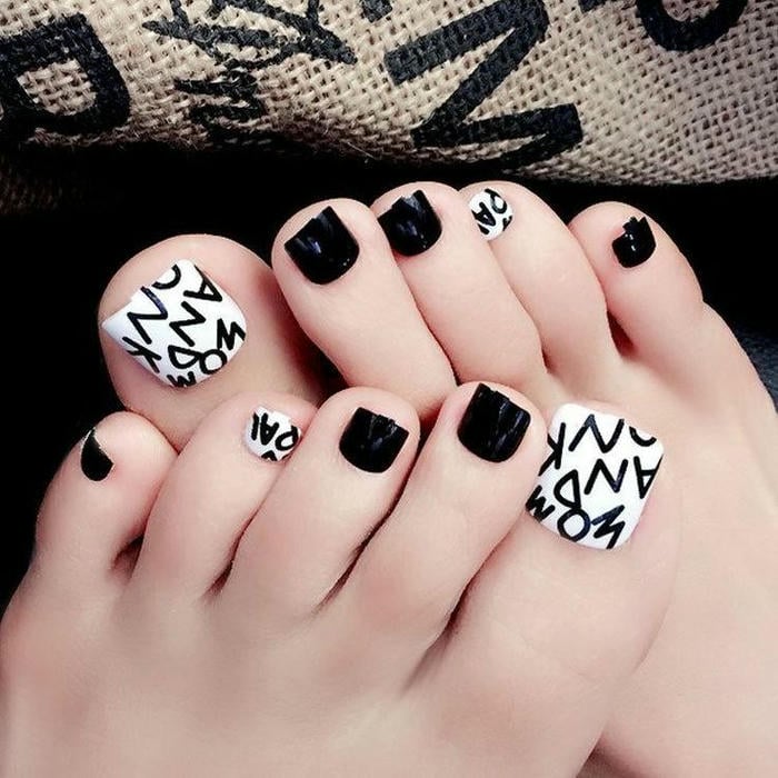 nail chân đen trắng cute