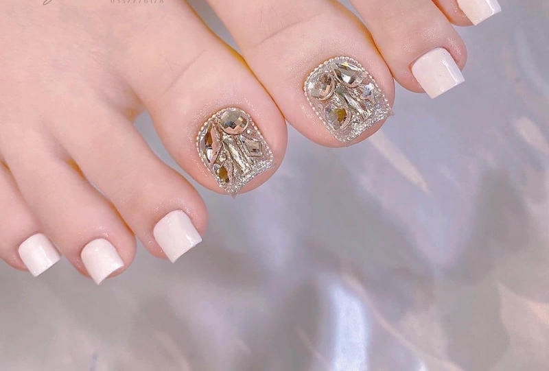 nail chân đính đá