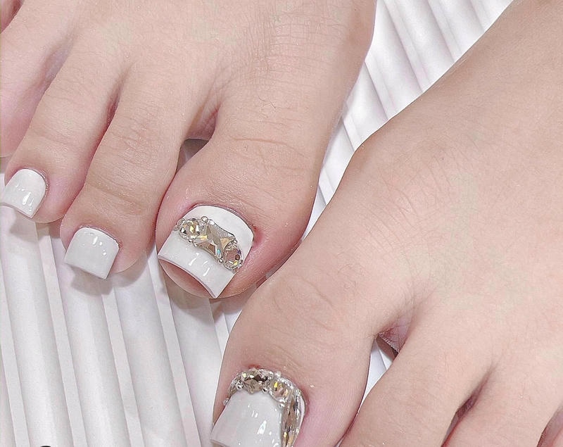 nail chân đính đá quý phái sang trọng